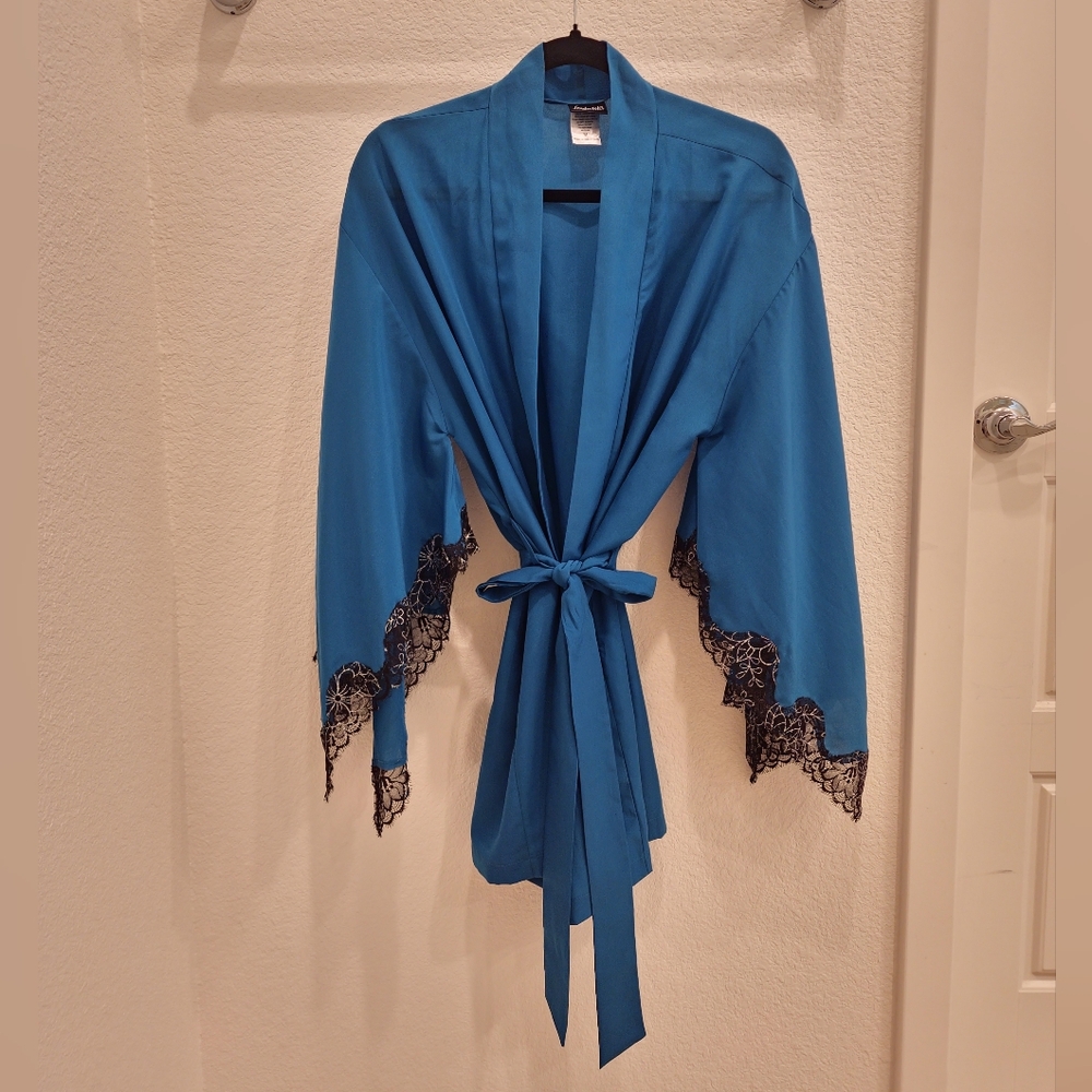 Frederick's of Hollywood 3/4 sleeve lace robe - pre-owned